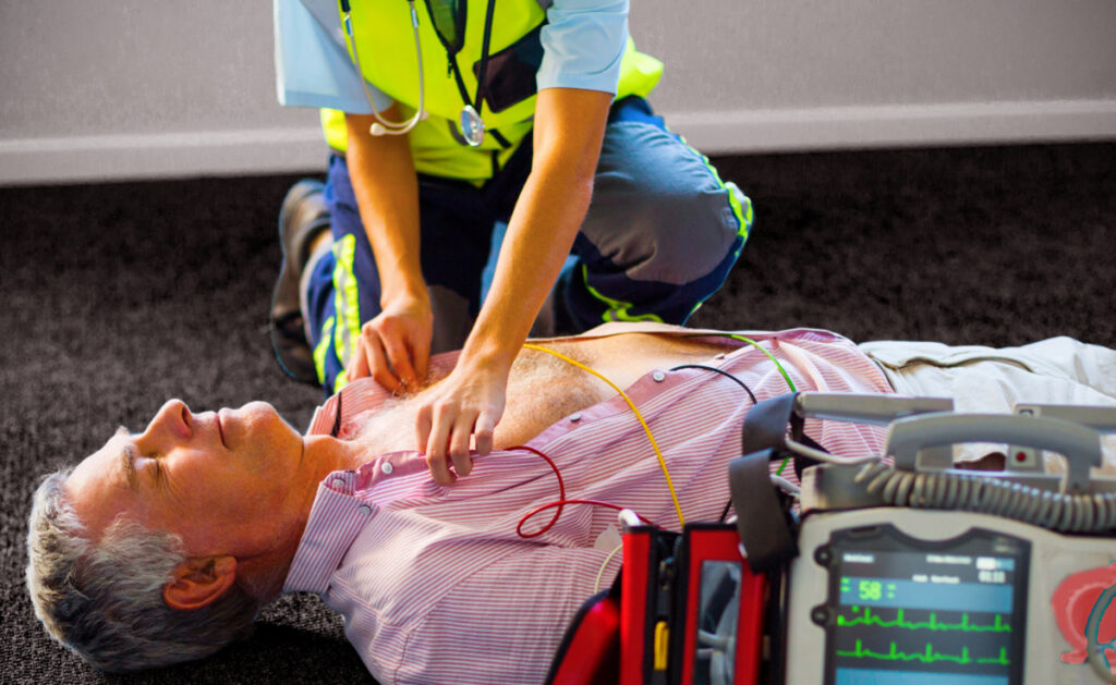 Face à un arrêt cardio-respiratoire, l’emplacement du défibrillateur permet de gagner de précieuses secondes